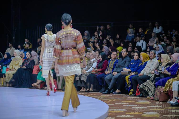Bersama Desainer Medan, Rico Waas dan Ketua TP PKK Hadiri IFW 2025