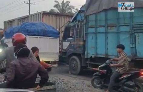 Jalinsum Asahan  - Labura Macet Sejak Selasa Malam Hingga Rabu Pagi ini