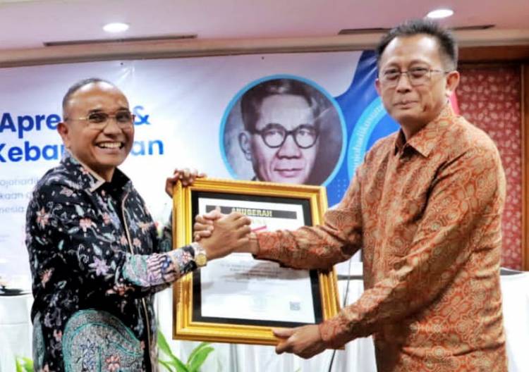 Bupati Simalungun Terima Penghargaan Sahabat Pers Indonesia dari SMSI