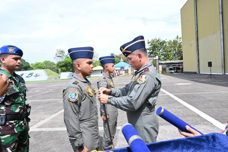 Danlanud Sultan Hasanuddin Pimpin Upacara Penyematan Badge Camar Number Kepada Dua Penerbang Skadron Udara 5