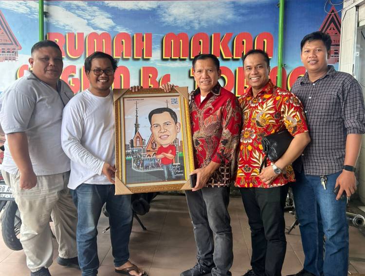 Pengurus DPC GAMKI Medan Beri Potret Karikatur untuk Landen Marbun