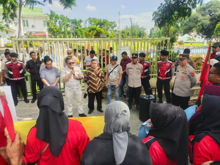 Polres Tebingtinggi Kawal Keberangkatan Aksi Damai SPMS  Serdang Bedagai Di Hari Buruh