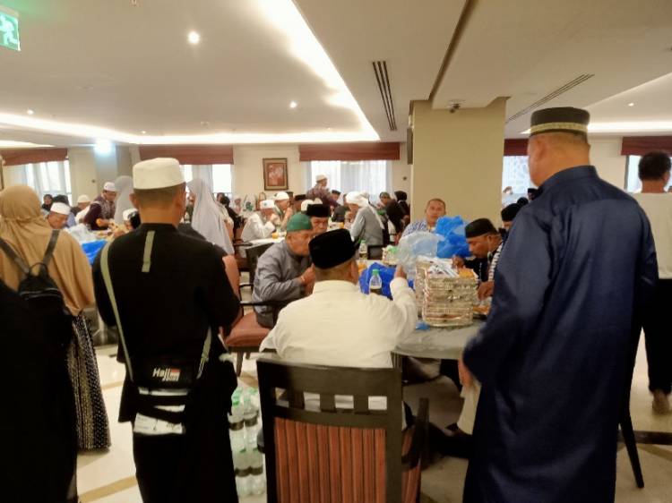 Ketua Kloter 08 KNO Pantau Langsung Distribusi Konsumsi Jemaah Haji