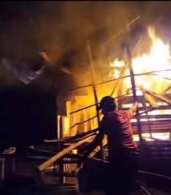 Dinihari, Polisi Gerebek dan Bakar Barak Narkoba Sei Mencirim, 2 Pelaku Diamankan