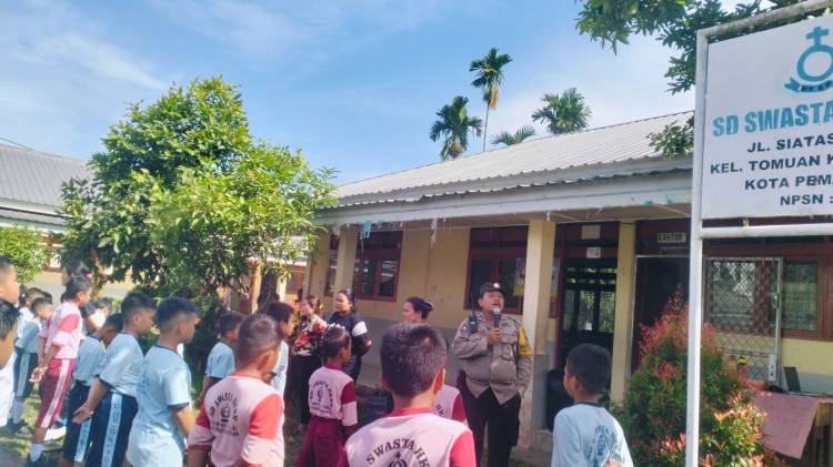 Menjaga Lingkungan Sejak Dini, Bhabinkamtibmas Polsek Siantar Timur Sambangi SD Swasta HKBP Tomuan