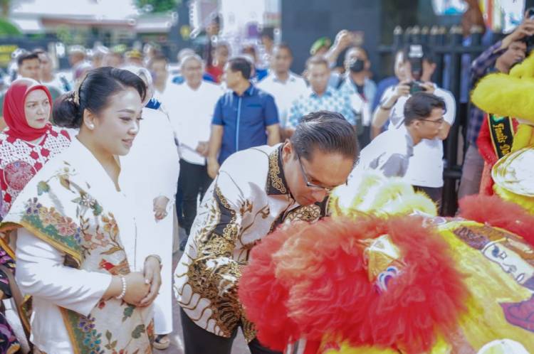 Hadiri Peringatan Waisak 2025, Rico Waas Lepas Pawai Mobil Hias
