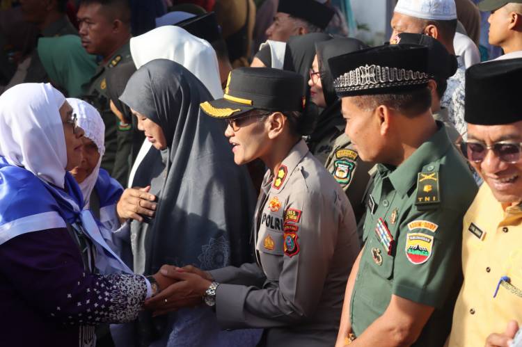 Kapolres Pematangsiantar Bersama Forkopimda Lepas Jamaah Haji/Hajjah Tahun 1446H/2025 M