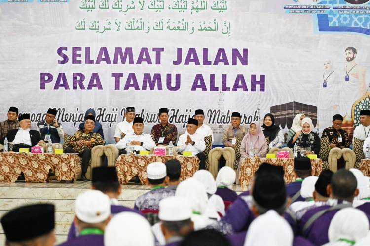 Wagub Surya Bersama Wamenag Lepas Keberangkatan Calon Jemaah Haji Kloter I asal Padangsidimpuan