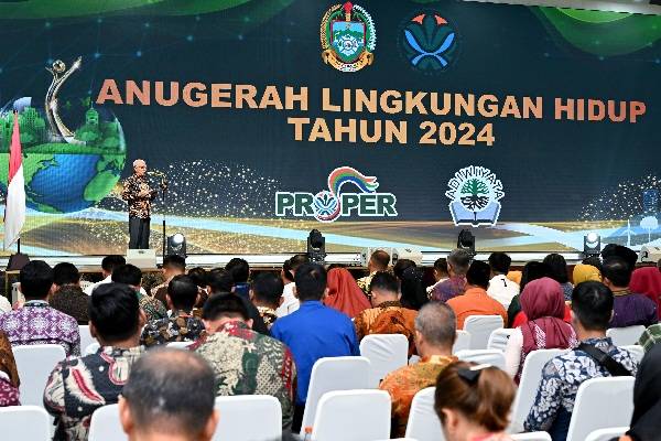 Wagub Sumut Surya Serahkan Penghargaan Lingkungan Hidup 2024