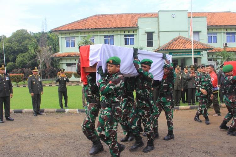 TNI Berduka: Panglima TNI Hadiri Upacara Pelepasan Jenazah Prajurit Korban Ledakan Munisi