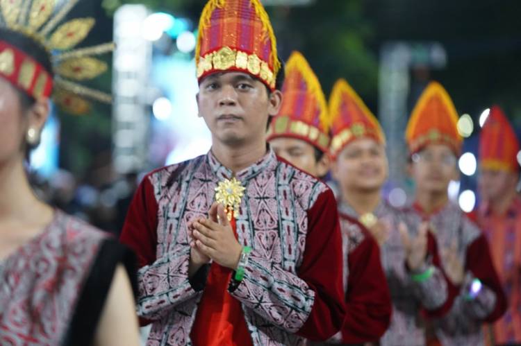 Kenakan Pakaian Adat Toba, Rico Waas & Ketua TP PKK Ikuti Karnaval Budaya APEKSI Surabaya