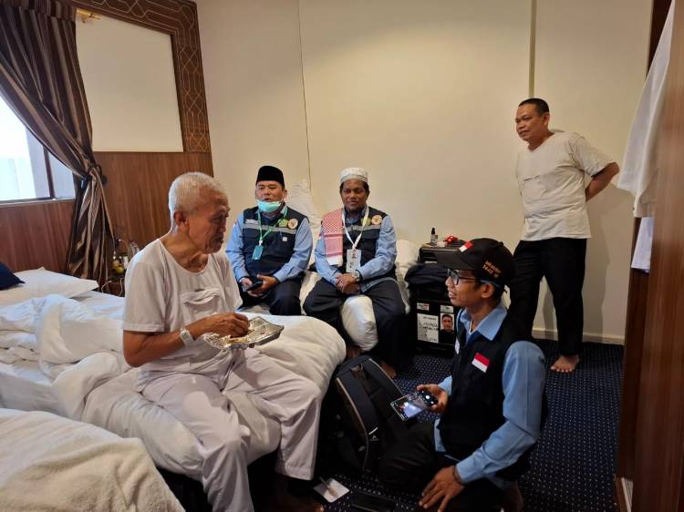 Petugas Kloter 09 KNO Visitasi Kesehatan Jemaah Haji Melalui Pendekatan Medis dan Spiritual