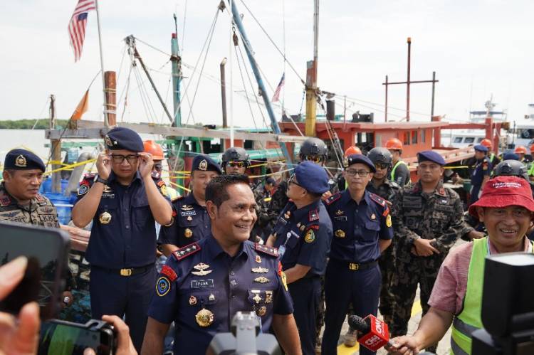KKP Ciduk 2 Kapal Ikan Ilegal Asal Malaysia di Selat Malaka