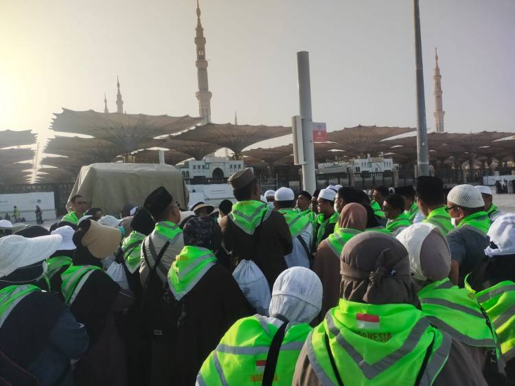 Jemaah Haji Kloter 9 KNO Wisata Rohani ke Mesjid Nabawi