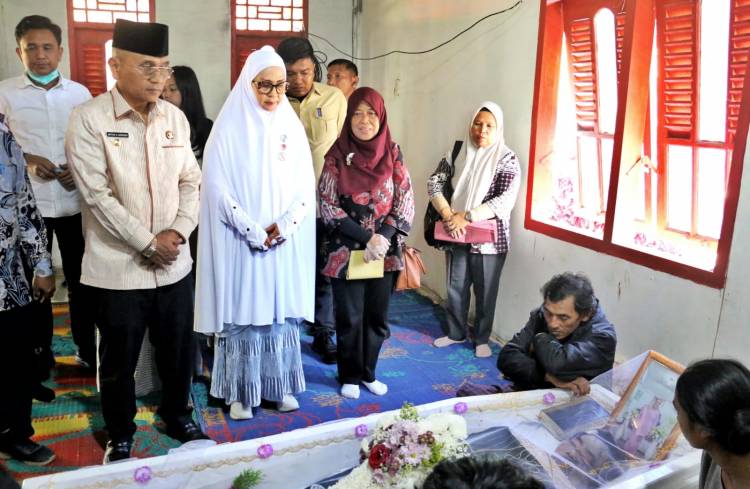 Korban Lakalantas Bus ALS di Padang, Bupati Simalungun Berikan Santuan dan Akta Kematian