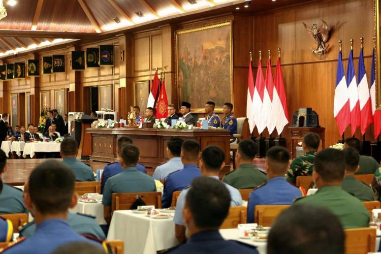 Panglima TNI Sambut Kunjungan Presiden RI Bersama Presiden Prancis Ke Akmil
