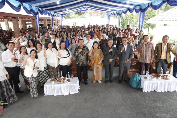 Wesly Silalahi dan Ketua TP PKK Ny Liswati Ibadah Perayaan Paskah Bersama ASN Pemko Siantar