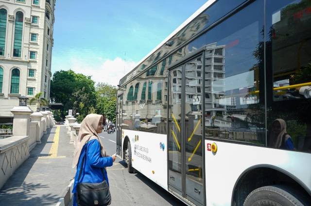 Ketika Pelajar dan Pegawai Naik Bus Listrik Medan