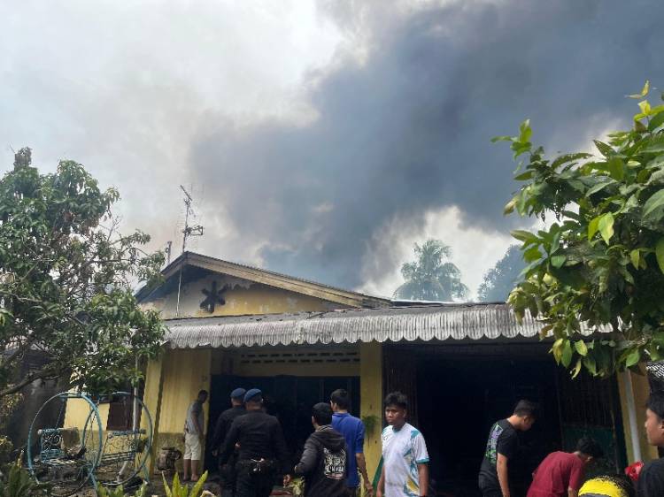 Brimobdasu Bantu Pemadama Kebakaran Dua Rumah dan Satu Gudang di Medan Timur