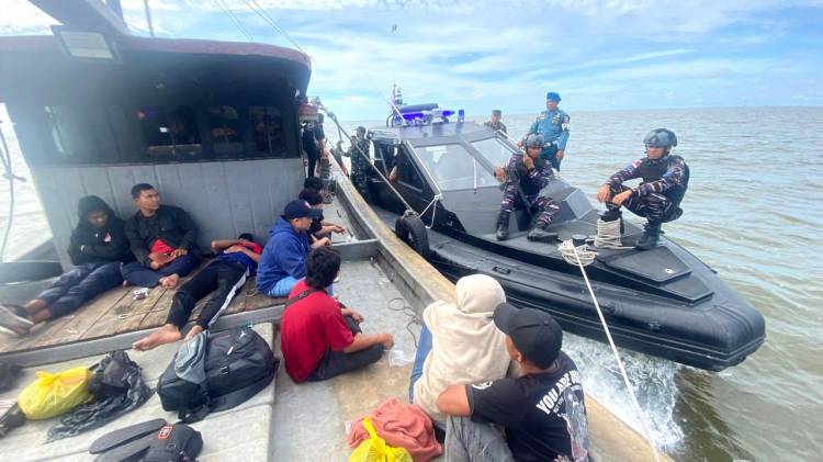 TNI AL Gagalkan Penyelundupan 83 PMI Ilegal di Perairan Asahan