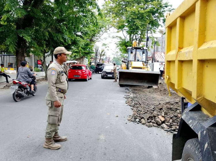 Menyalahi Aturan, Pemko Medan Bongkar Paksa Lahan Parkir Ilegal di Depan Dara Kupi
