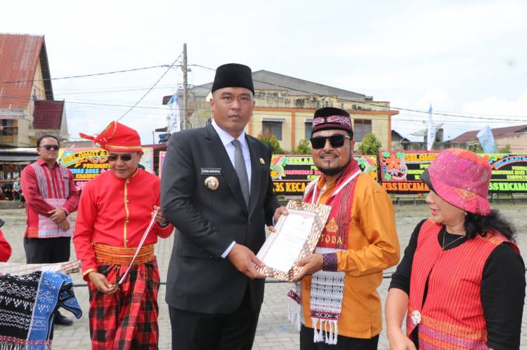 Pemkab Toba Serahkan Penghargaan Untuk Pelajar SMP yang Masuk SMA Unggul