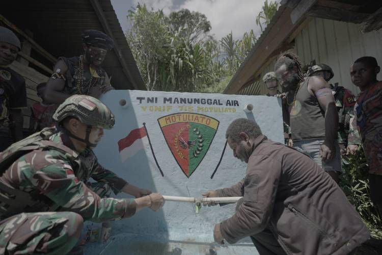 Atasi Kesulitan Warga Pelosok Dapatkan Air Bersih, Satgas Yonif 715/Motuliato Bangun Bak Penampungan Air