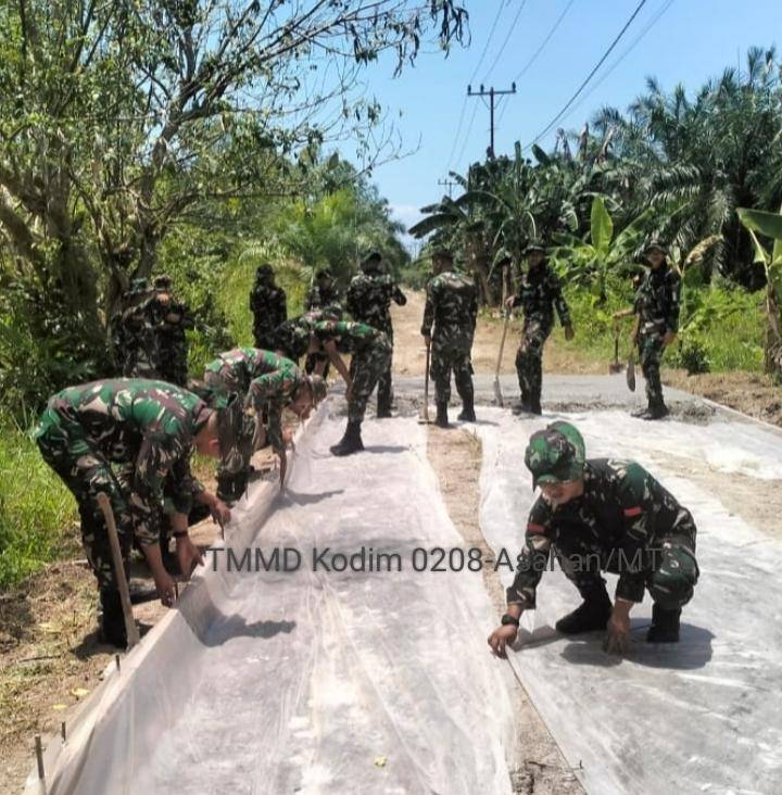 Dua Minggu Telah Berlalu, Satgas TMMD Tetap Bersemangat Bangun Jalan Desa