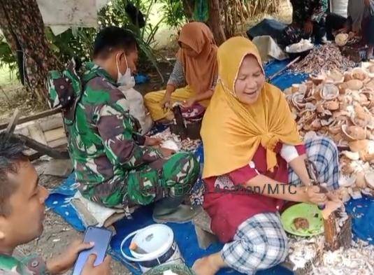 Prajurit TNI Bersama Warga Koncek Kelapo Tingkatkan Pendapatan