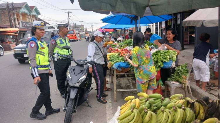 Sat Lantas Polres Pematangsiantar Berikan Sosialiasi Tertib Berlalulintas di Pasar Pagi Jalan D.I Panjaitan
