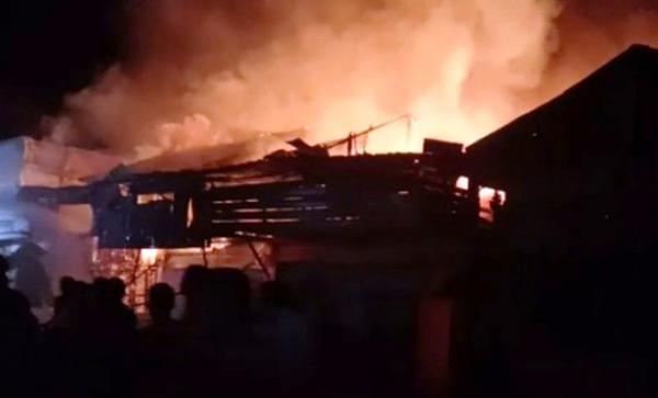 Kobaran Api Membakar Tiga Rumah dan Satu Warga