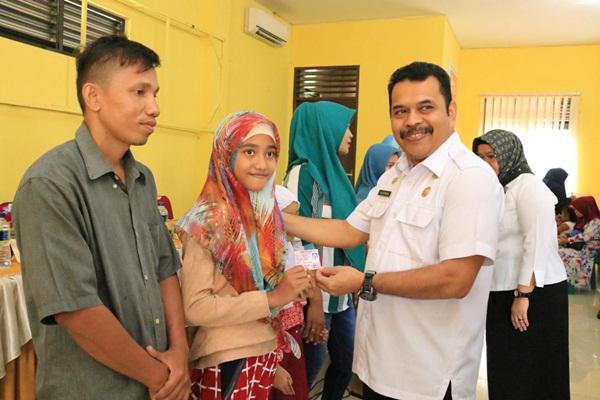 Pemko Medan Bagikan  75 Kartu Kartu Identitas Anak