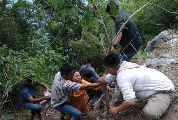 Dikabarkan Dua Orang Meninggal Dunia, Mobil Pick up Masuk Jurang