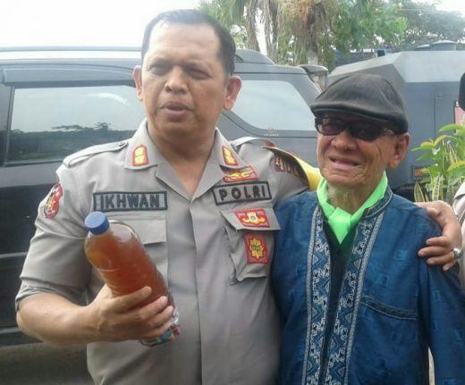 Kapolres Belawan Berbagi Rejeki dengan Ratusan Pengemui Betor