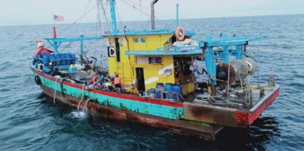 Kapal Kayu Digunakan Kades dan Tiga Warga Dihantam Ombak