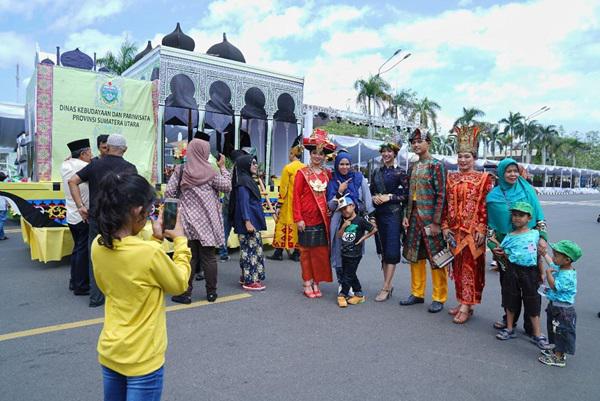 Miniatur Masjid Azizi Meriahkan Pawai Taaruf STQN 2019 di Pontianak