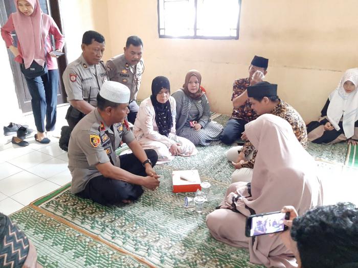 Pasangan Menikah di Polsek Medan Timur,  Keluarga Kedua Mempelai Menangis Tersedu Sedu