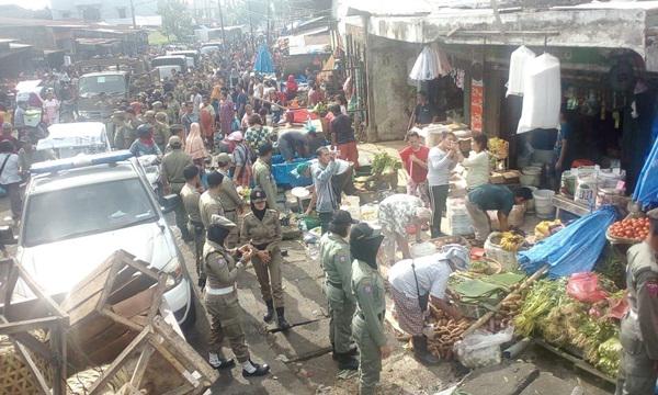 200 Satpol PP 'Bersihkan' PK5 di 4 Lokasi di Medan