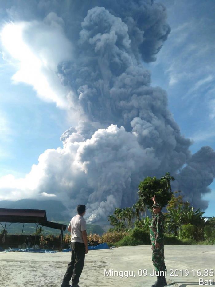 Gunung Sinabung Kembali Meletus Semburkan material vulkanik