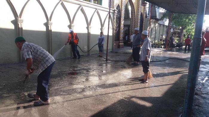Membersihkan Masjid Jamiq Dengan Damkar