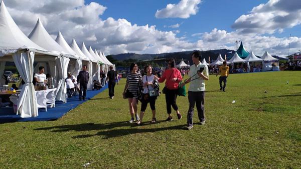 TCWMF 2019 Belum Dibuka, Wisatawan Mulai Padati Bukit Singgolom