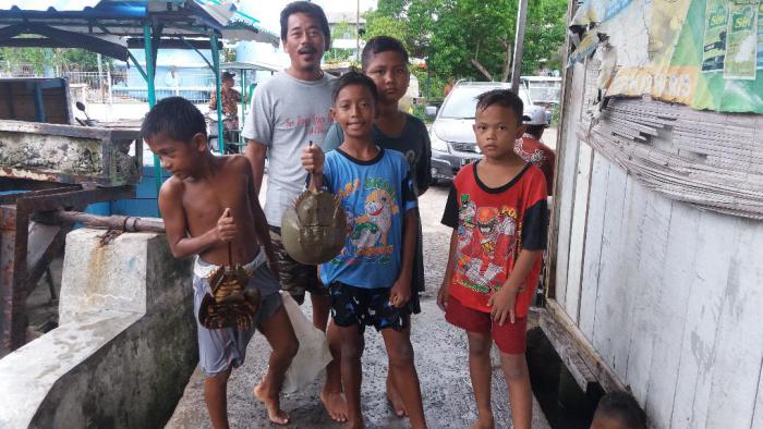Demi Kelangsungan Hidup, Abang Adik  Pelajar SD Membantu Kedua Orang Tuanya
