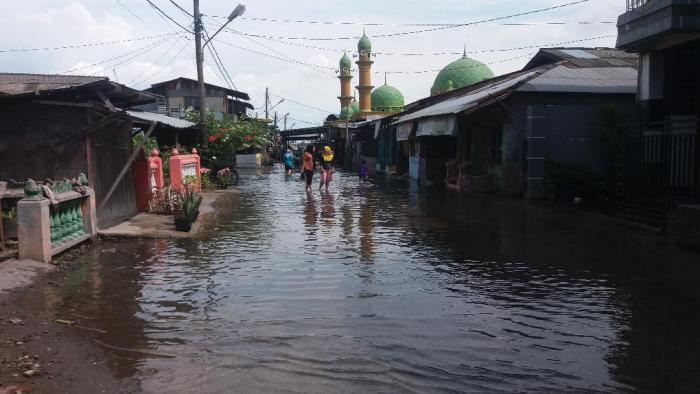 Ibu Ibu di Labuhan Sedang Buat Kue, Tiba Tiba Banjir Air Pasang Perdani Datang