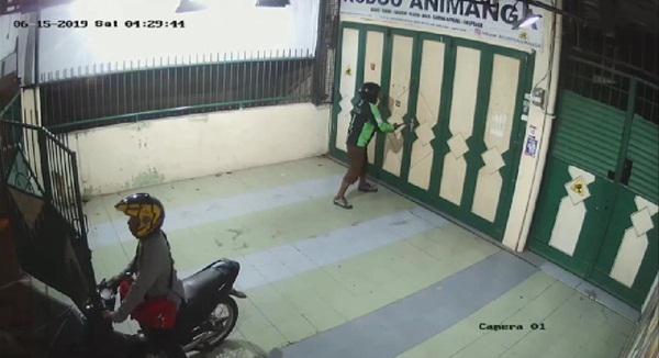 Dua pelaku Pembobol Toko Pakaian di Medan Terekam CCTV