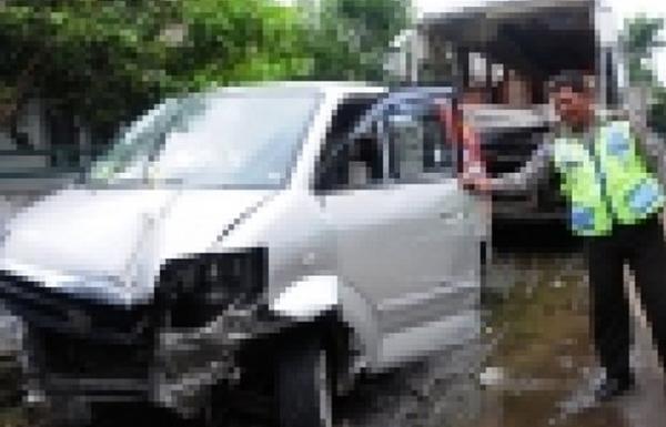 Kontra Toyota Avanza Dengan Bis , Tujuh Orang Tewas