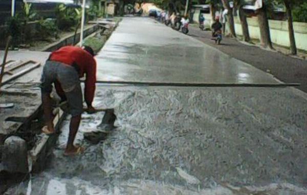Tindak Lanjuti Keluhan Warga, Eldin Beton Jalan Datuk Kabu Pasar 5 