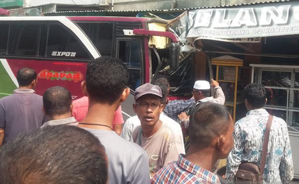 Bus Bawa Rombongan Penggantin Tabrak Warung Warga