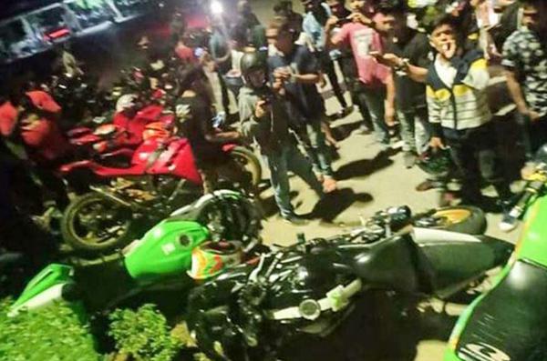 Sejumlah Sepeda Motor Sedang Parkir, di Tabrak Mobil, Hingga Ringset