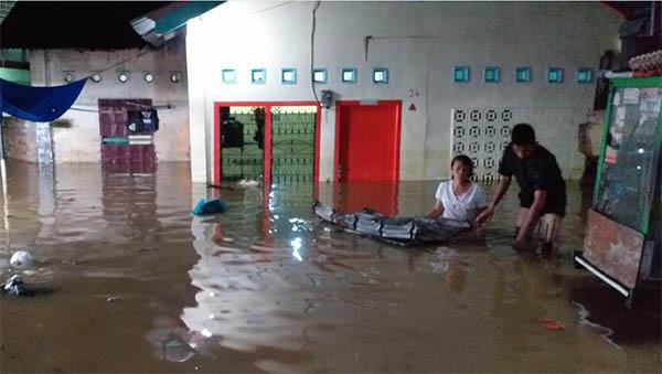 Banjir Lagi ! Warga Bantaran Sungai Mengungsi ke Tempat yang Lebih Tinggi