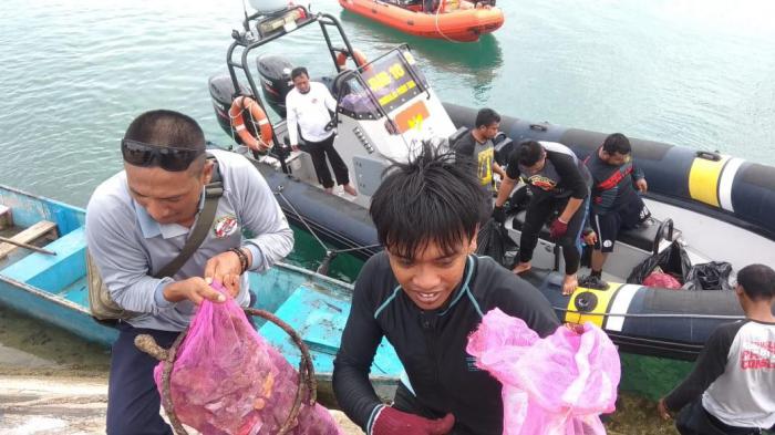 Dukung Festival Selat Rosemberg, SPKKL Tual Bakamla Bersihkan Sampah Kepulauan Kei